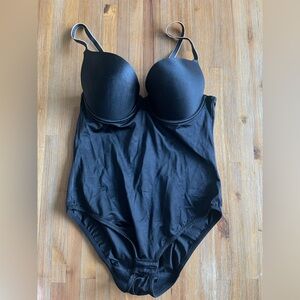 Black Woman’s body shaper Maidenform  38B